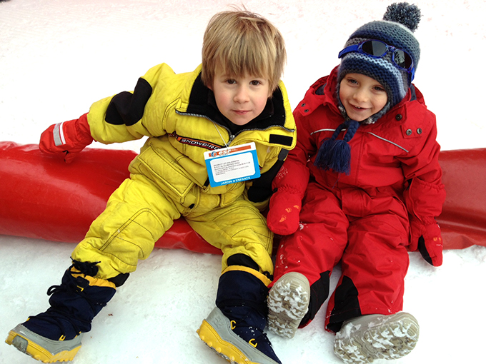 niños en la nieve