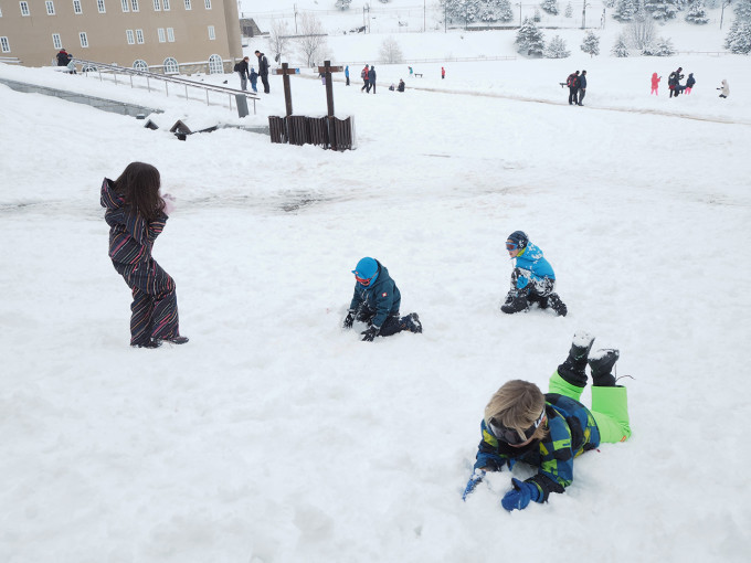 Niños jugando en la nieve