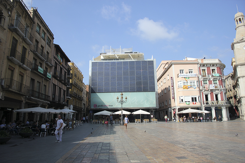 Plaza del mercadal en reus con el centre gaudí de fondo