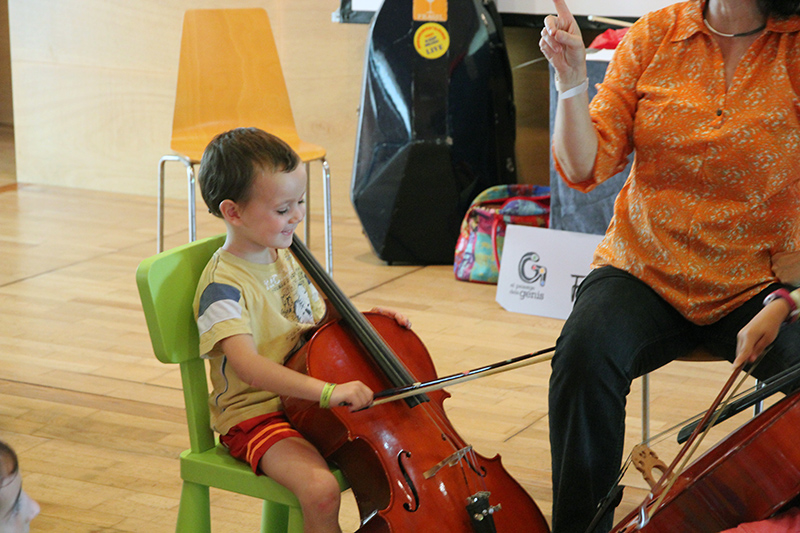 Nil aprende a tocar el Violoncello