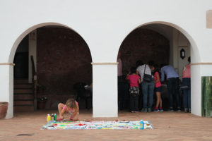 Exterior de la Ermita de la Mare de Déu de la Roca donde hacemos dibujan un mural de Miró sobre tela