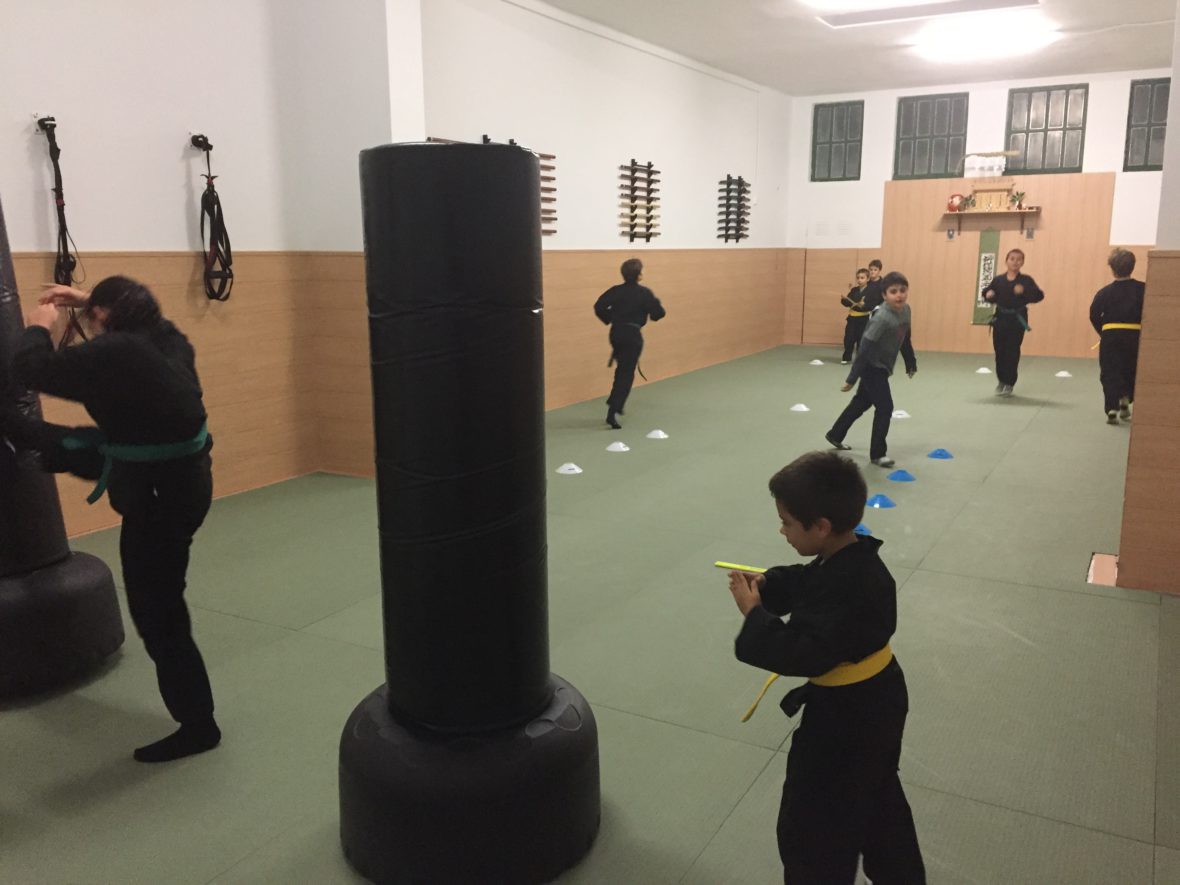 Clase de artes marciales para niños en Genbukan Benten Dojo