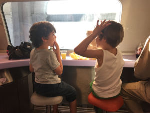 en tren con niños