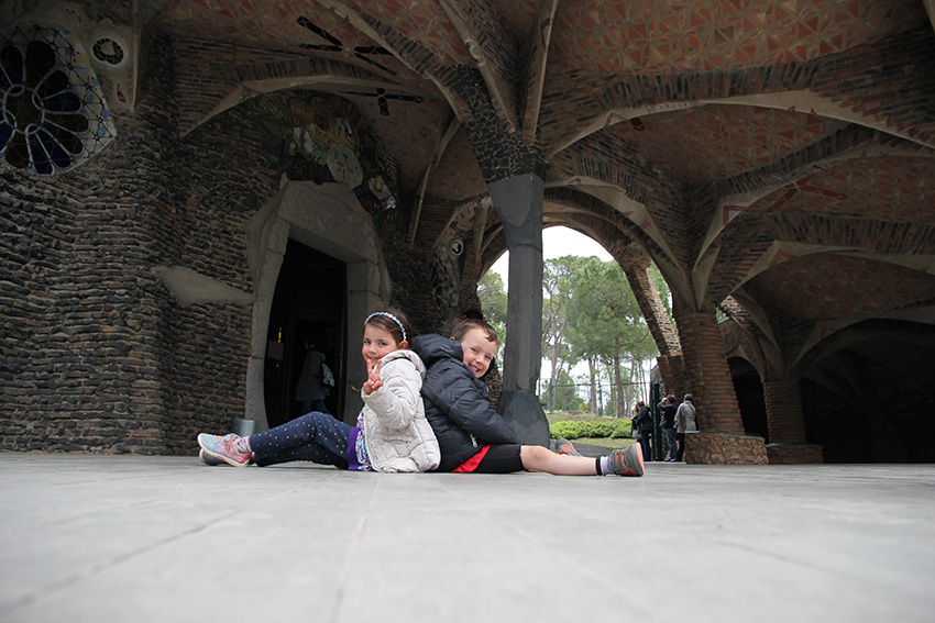 Excursiones con niños cerca de Barcelona - Cripta Gaudí