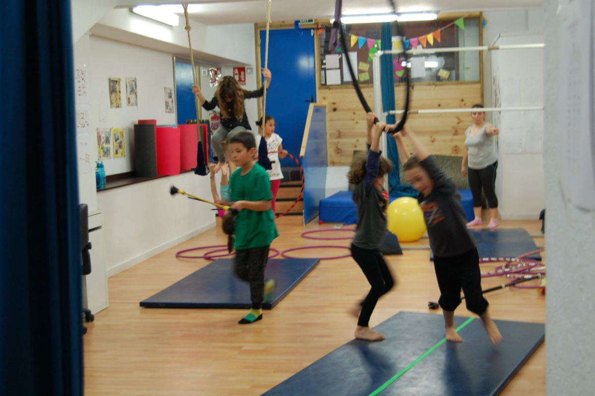 Clases extraescolares de circo en La Colombina, en Sants