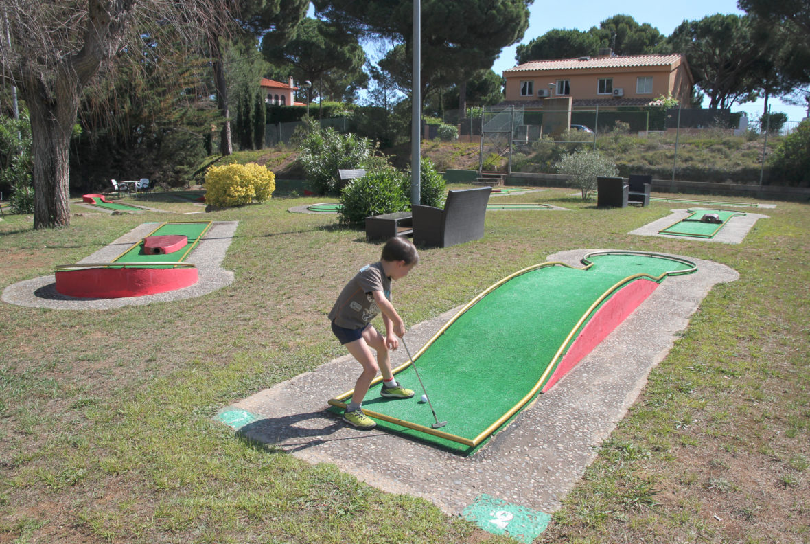 Nil jugando al minigolf del Aparthotel & Village Golf Beach