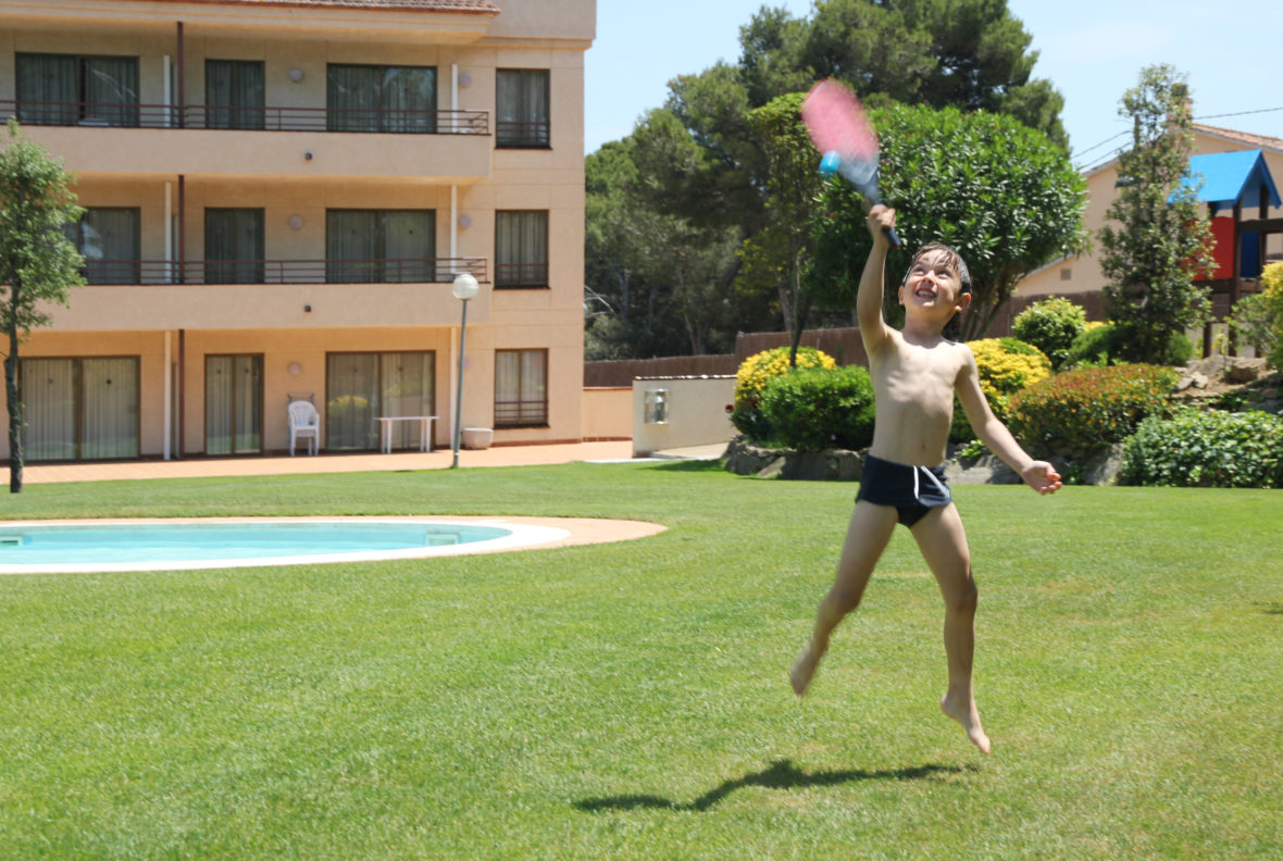 Nil jugando con la raqueta en el jardín del Jardín del Aparthotel & Village Golf Beach