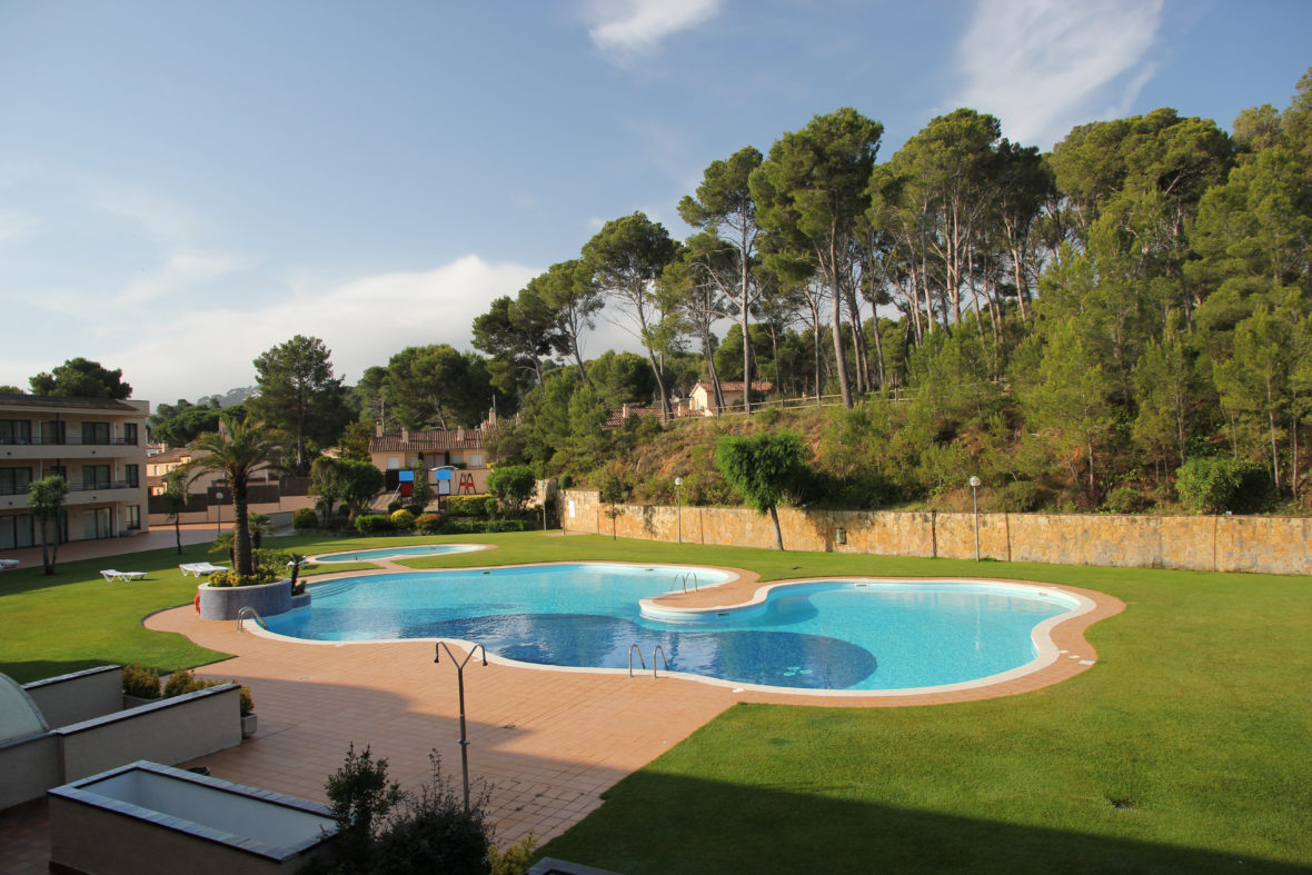 Jardín y piscina del Aparthotel & Village Golf Beach