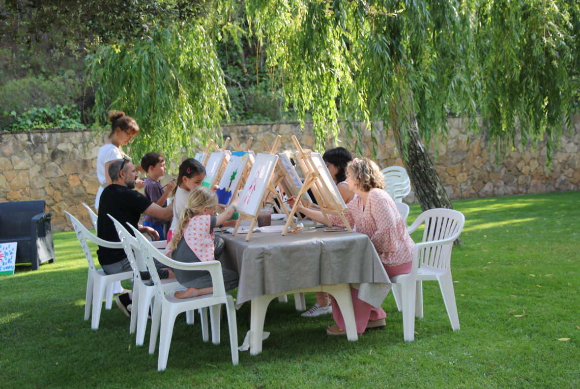 Taller creativo en familia en el jardín del Aparthotel de Pals