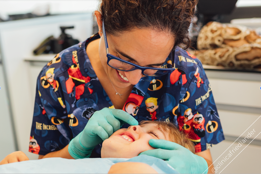 odontopediatra cuidando dientes leche friedlander mammaproof