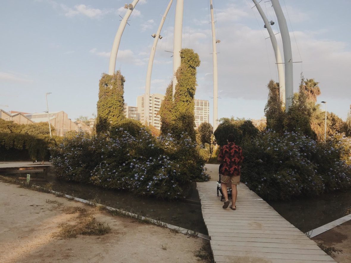 pasarela parque con hombre llevando carrito