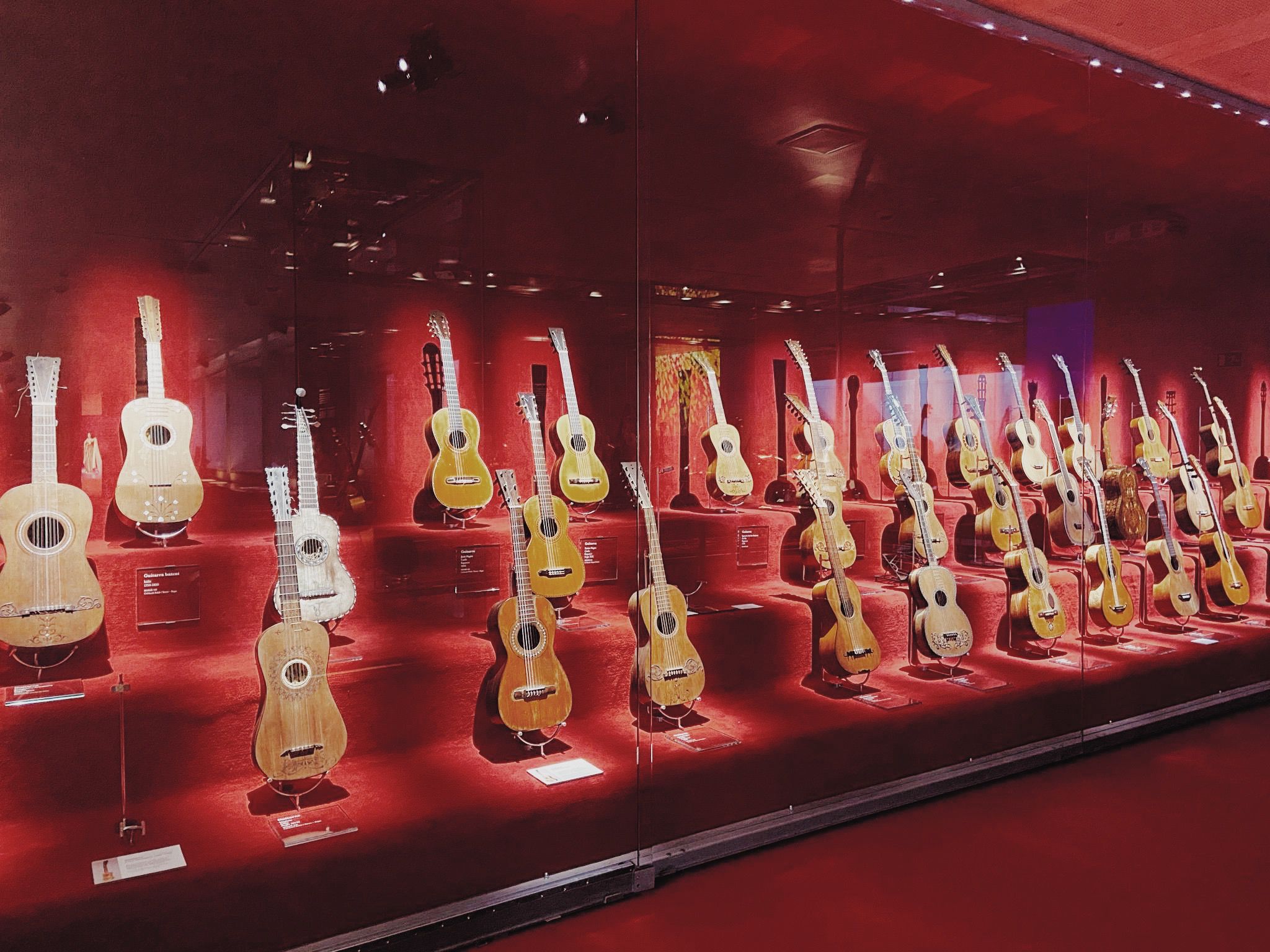 MammaProof-Museu-musica-barcelona-familiar-auditori-cristina-rius9-guitarras