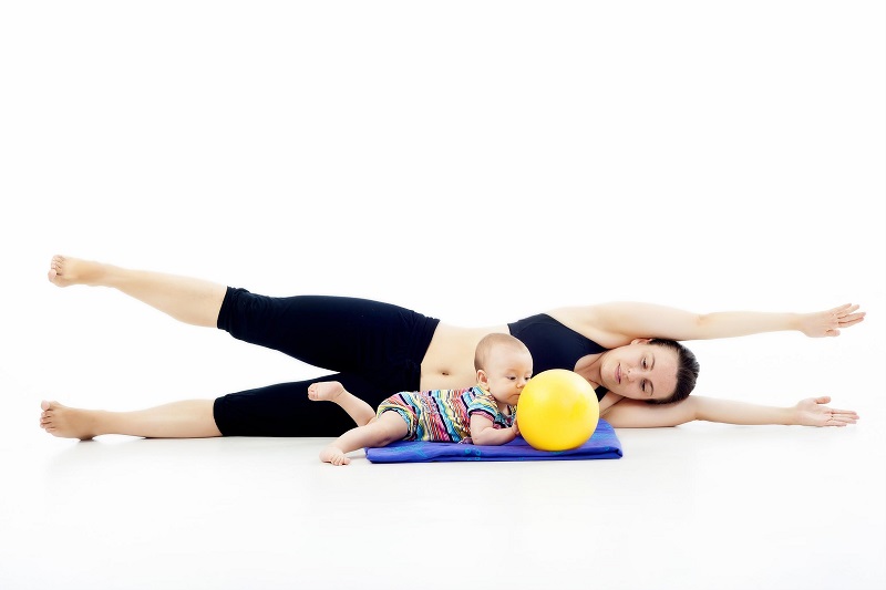 Pilates con pelota pequeña, ejercicios impartidos por un fisioterapeuta 