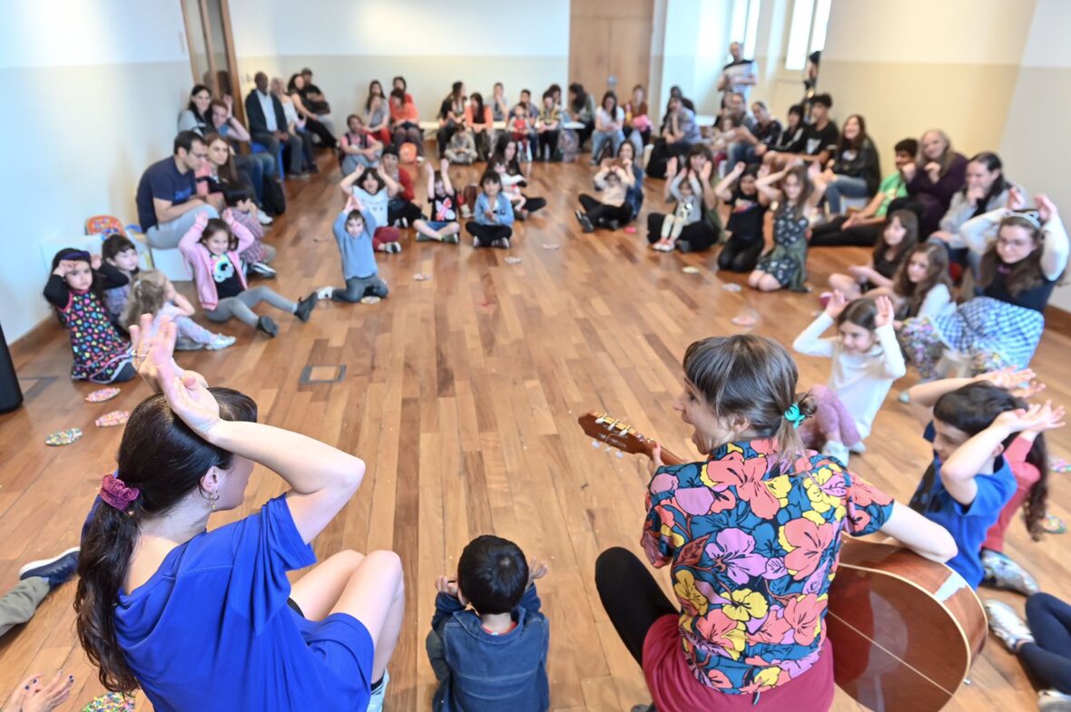 Mercedes Torre, encargada del taller de música i expresión en família