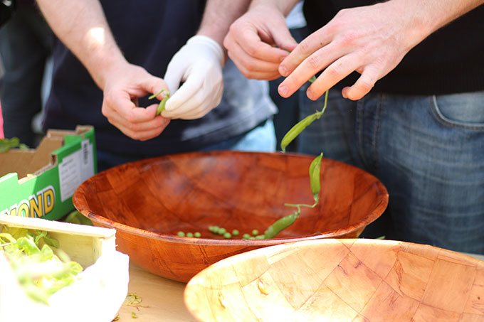 pelando verduras