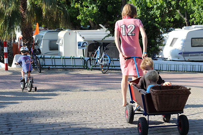 carritos con niños por las avenidas