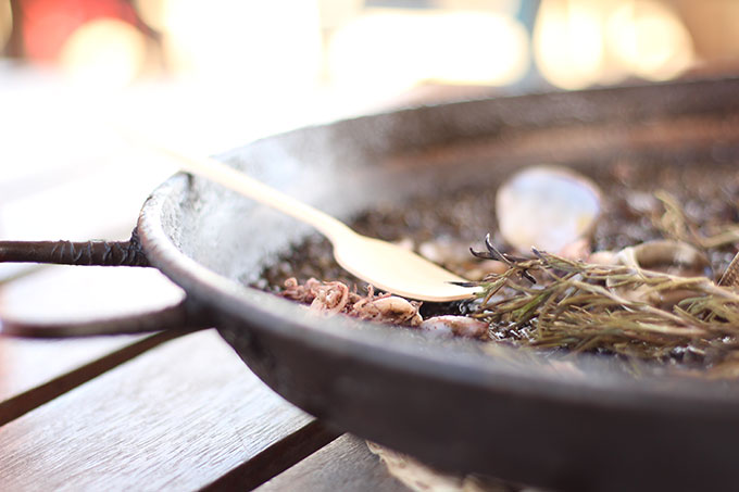 arroz servido con cucharas