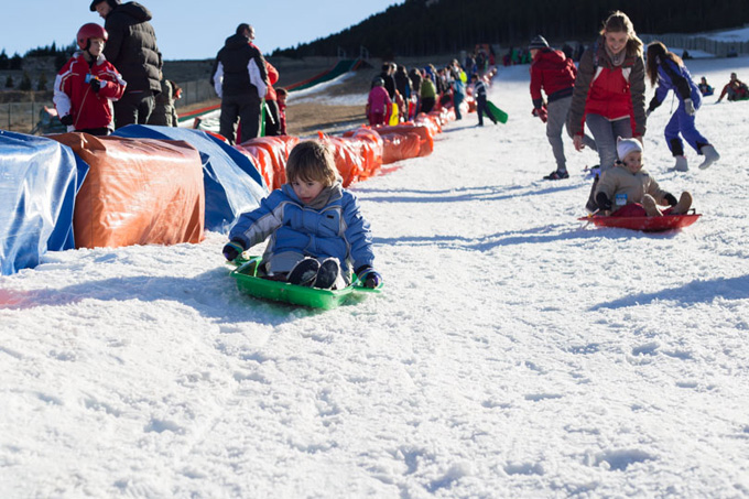 Niños, trineos y raquetas de nieve en Tuixent - Mammaproof Barcelona