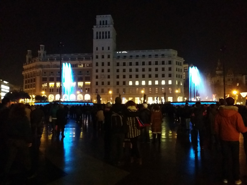 espectaculo fuentes plaza catalunya