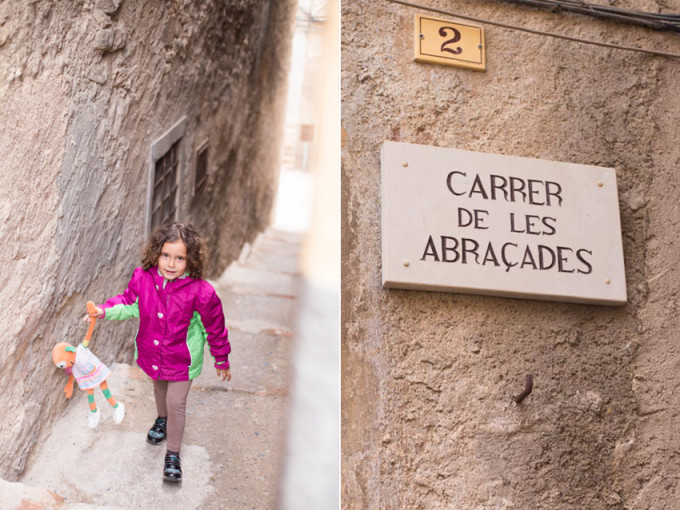 niña en carrer de les abraçades