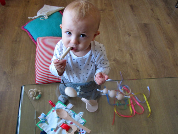 Jacques experimentando con el kit para bebés