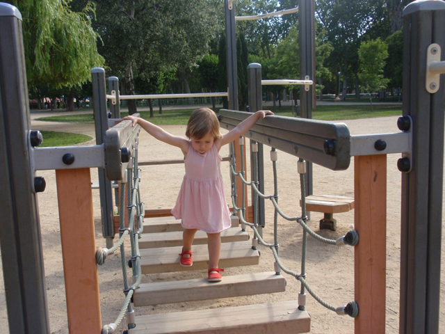 niña en pasarela