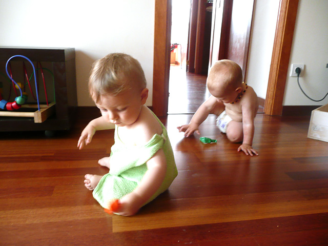 bebés jugando en casa