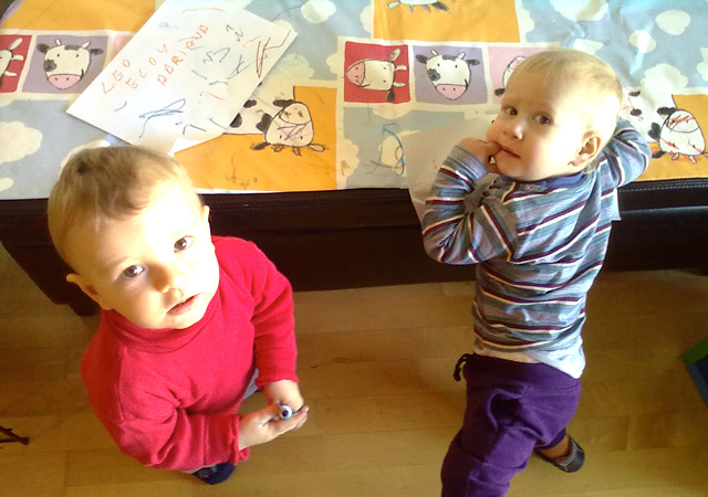 niños jugando y pintando