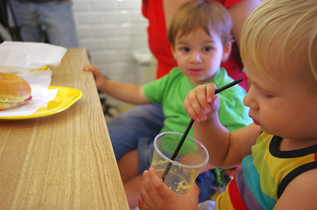 niños comiendo en Lukumas