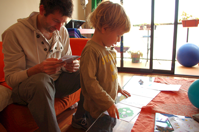 papá e hijo mirando cd